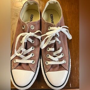 Converse women’s 8 men’s 6